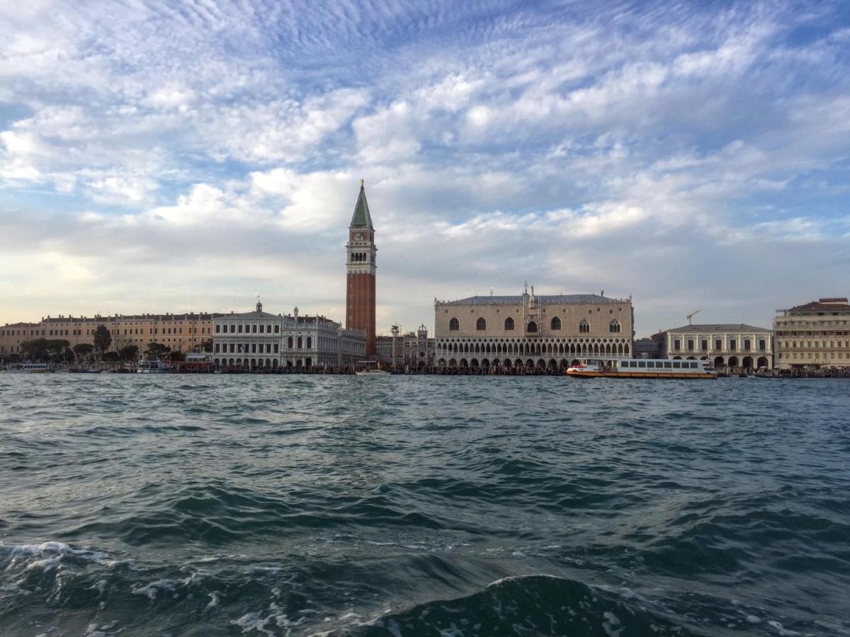 Red Tower Venice Apartment - 2 Mins From Vce Airport- Free Wifi Tessera Kültér fotó